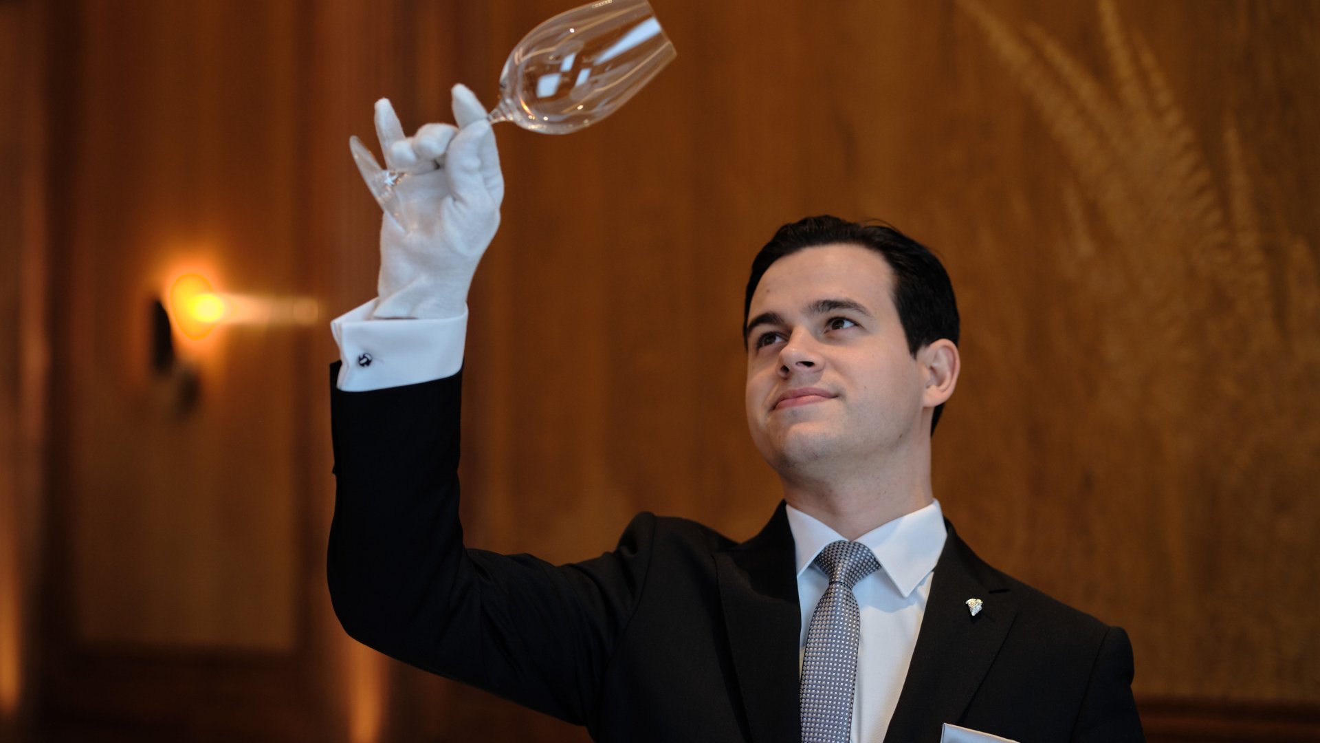 Geste en salle - verre de vin